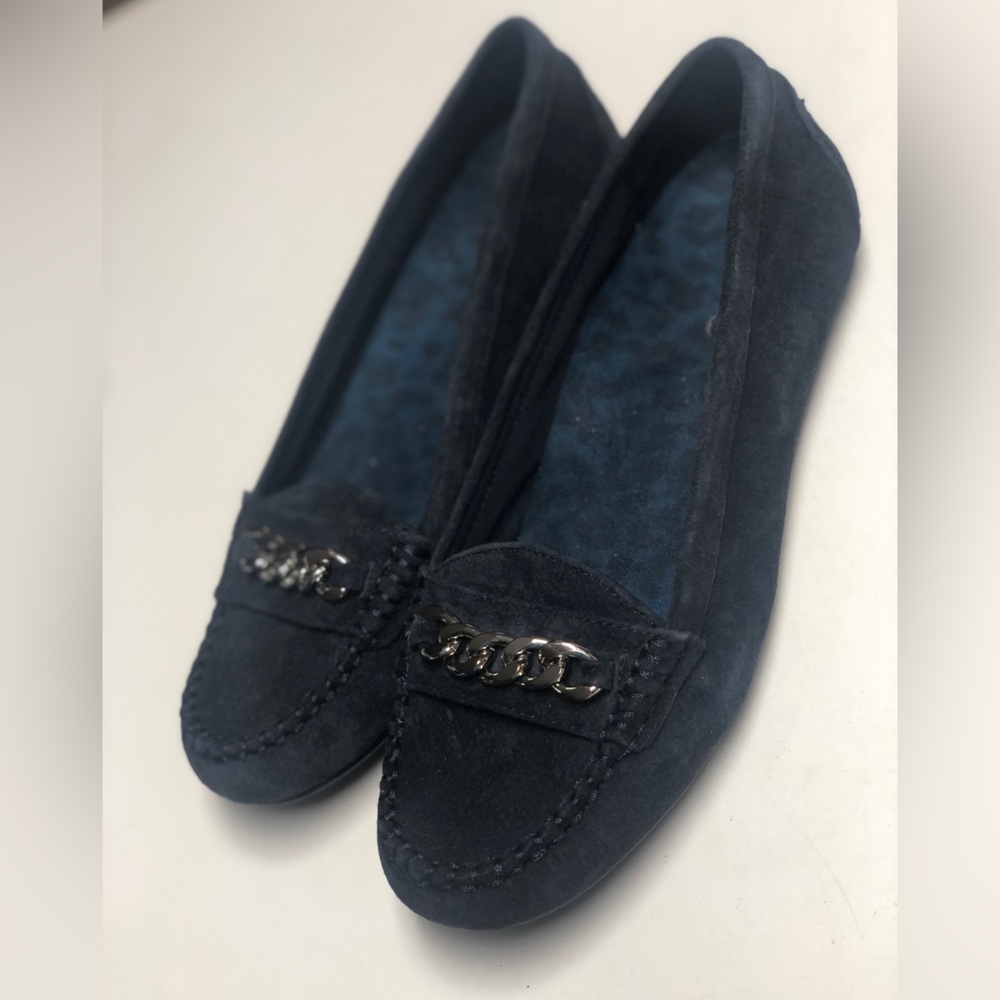 Vionic By Orthaheel Size 7W Flat Navy Suede W/ Silver Chain-Accent Loafers.